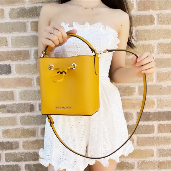 Gaby’sBags💕NWT Michael Kors Bucket Crossbody - Picture 2 of 3